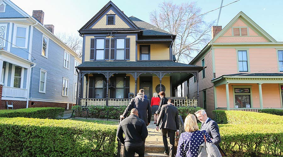 Birth home of Dr. Matin Luther King, Jr. and a group of people walking up the front steps